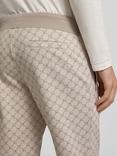 Männermodel trägt Sweatpants mit elastischem Bund Modell 'Eliton' von JOOP! Collection, Material-Mix mit Viskose-Anteil, Detailaufnahme Rückansicht.