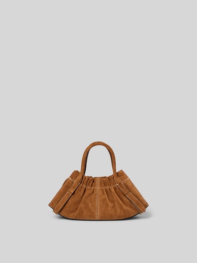 Produktfoto, Shoulder Bag aus echtem Rindervelours von Marc Jacobs in Braun mit Hauptfach und Reißverschluss, Trageriemen, Logo-Detail, Raffungen, Maße: Breite 31 cm, Länge 14 cm, Tiefe 11 cm, Veloursleder-Textur vor grauem Hintergrund.