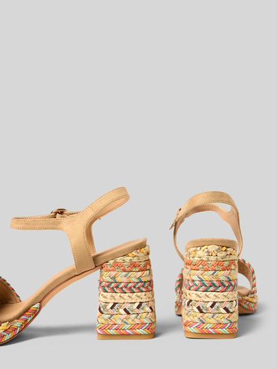 Produktfoto, Sandalette in Flecht-Optik mit Blockabsatz von ALMA EN PENA in Beige mit mehrfarbiger Flecht-Optik, Riemen mit Dornschließe, Abgerundete Spitze, Absatzhöhe 10 cm, Schafthöhe 6 cm, Schaftweite 6 cm