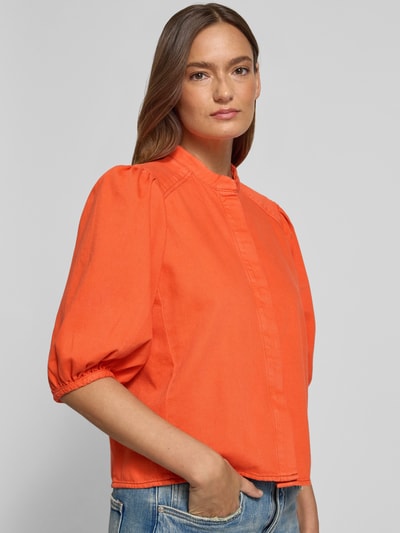 Frauenmodel trägt Regular Fit Bluse mit Ballonärmeln von Jake*s Casual in Orange, reine Baumwolle, Stehkragen, Nahaufnahme Oberkörper.
