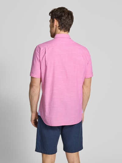 Männermodel trägt Regular Fit Freizeithemd mit Button-Down-Kragen von Christian Berg Men aus Reine Baumwolle in Pink, Rückenlänge 81 cm, Schulterbreite 48 cm, Ärmellänge 26 cm, Ganzkörperansicht Rückansicht.