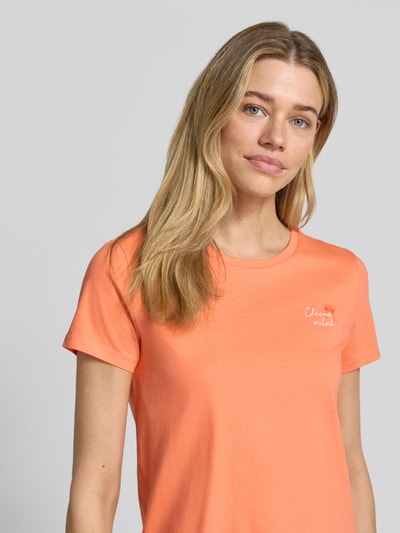 Vrouwenmodel draagt Regular Fit T-shirt uit puur katoen van Tom Tailor Denim, look: effen, motiefstitching, ronde hals, korte mouw, puur katoen. Nahaufnahme bovenlichaam.