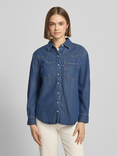 Frauenmodel trägt Hemdbluse in Denim-Optik von Levi's®, Lyocell-Baumwoll-Mix, lockerer Schnitt, Knopfleiste, Brusttaschen, Ganzkörperansicht von vorne