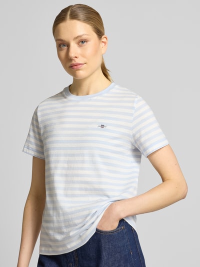 Frauenmodel trägt T-Shirt mit Rundhalsausschnitt und Label-Stitching von Gant aus Reine Baumwolle im Regular-Fit, Ganzkörperansicht von vorne. Rückenlänge bei Größe S: 56 cm.