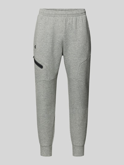 Produktfoto, Regular Fit Sweatpants mit Logo-Print Modell 'Unstoppable' von Under Armour in Hellgrau, elastischer Bund, Reißverschlusstasche, weiche Materialstruktur