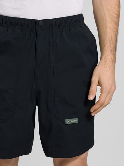 Männermodel trägt Regular Fit Shorts mit Logo-Patch Modell 'Landroamer' von COLUMBIA, Elastischer-Material-Mix, Nahaufnahme Oberkörper.