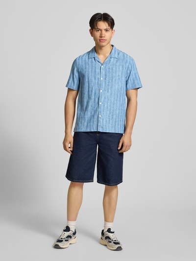 Męski model nosi Regular Fit Freizeithemd aus reiner Baumwolle Modell 'SUNSET CAMP' von Levi's®, tkanina stylizowana na denim, krótki rękaw, faktura dobby, aplikacja z metką, zapięcie jednorzędowe, kołnierzyk koszulowy, bawełna, widok całej sylwetki z przodu.