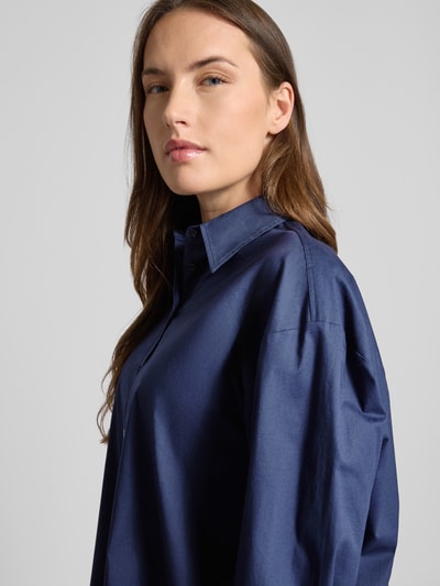 Vrouwenmodel draagt Regular Fit Hemdbluse aus Baumwoll-Mix Modell 'EGGY' van HUGO in effen donkerblauw popeline met label-applikatie, halve mouw met plooien, overhemdkraag, éénrijige knoopsluiting, detailopname bovenlichaam, context: dameshemdblouse, popeline van katoenmix.