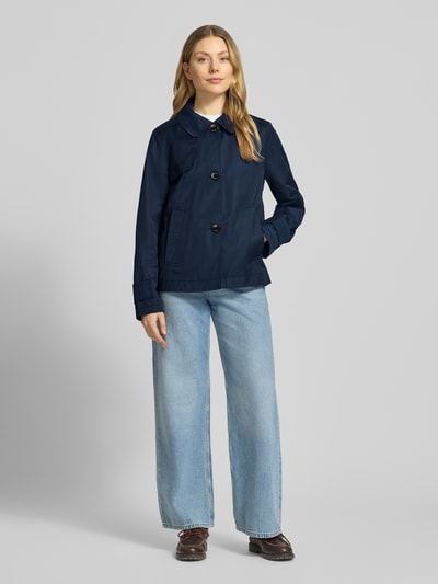 Frauenmodel trägt Jacke mit Umlegekragen und Eingrifftaschen von Gil Bret, navyblau, Baumwoll-Mix, Regular-Fit, Ganzkörperansicht von vorne. Rückenlänge 65 cm, Schulterbreite 40 cm, Brustweite 49 cm, Ärmellänge 65 cm in Größe 36.