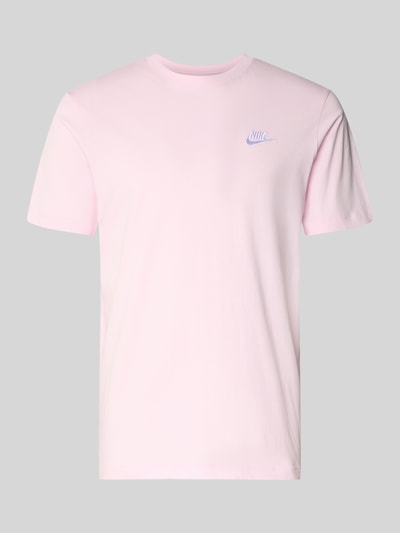 Produktfoto, T-shirt mit Labelstitching von Nike in lichtroze, regular fit, puur katoen, ronde hals, ruglengte bij maat M 73 cm