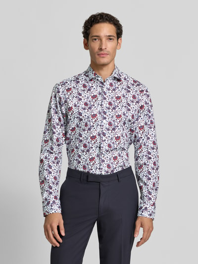 Männermodel trägt Regular Fit Businesshemd aus reiner Baumwolle Modell 'New Kent' von Seidensticker mit floralem Muster, Ganzkörperansicht von vorne, Herren Businesshemd von Seidensticker