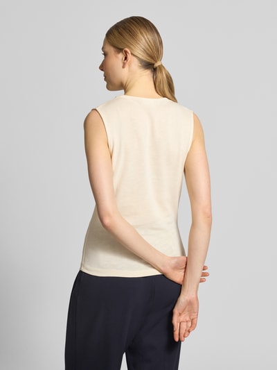Frauenmodel trägt Top mit Wasserfall-Ausschnitt von Jake*s Collection aus Baumwoll-Modal-Mix, Regular-Fit, fein strukturiert, Rückenlänge bei Größe S 57 cm, in hellem Ton, Ganzkörperansicht Rückansicht.