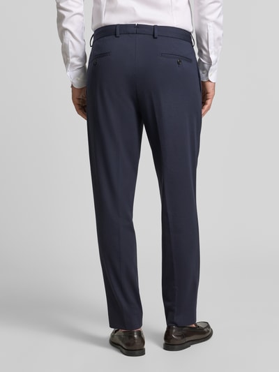 Männermodel trägt Regular Fit Anzughose mit Bügelfalten Modell 'Rennet' von JOOP!, dunkelblau, Material-Mix, Ganzkörperansicht Rückansicht.