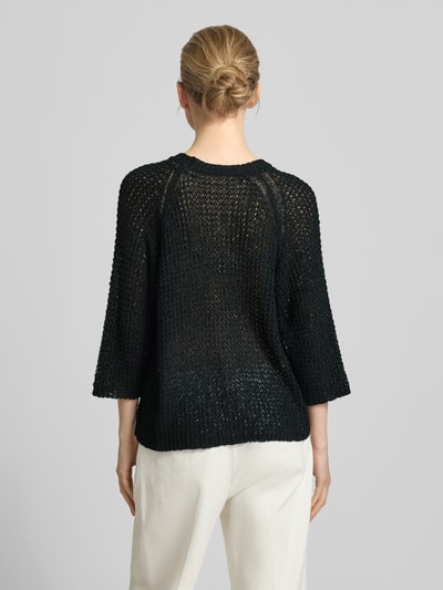 Kobiece model nosi Strickshirt mit Rundhalsausschnitt und 3/4-Arm od FREE/QUENT, gruby ścieg, okrągły dekolt, rękaw o dł. 3/4, długość tyłu 57 cm, długość rękawów 41 cm, krój straight fit, kolor czarny, widok całej sylwetki z tyłu