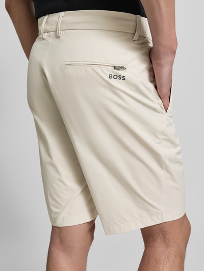 Männermodel trägt Regular Fit Shorts mit elastischem Bund Modell 'S_SPEEDFLEX' von BOSS Green, Optik: Unifarben, Label-Print, Gürtelschlaufen, Knopf und verdeckter Reißverschluss, seitliche Eingrifftaschen, Gesäßtaschen, Ganzkörperansicht Rückansicht.