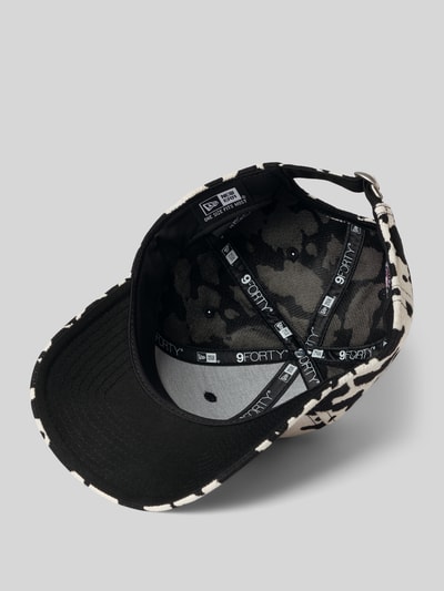 Produktfoto, Base Cap mit Viskose-Anteil Modell '9FORTY' von New Era im Material-Mix mit Allover-Animal-Print und Motiv-Stitching