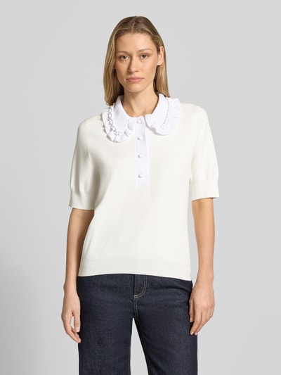 Frauenmodel trägt Regular Fit Pullover aus Viskose-Mix Modell 'JEWELRY' von Essentiel Antwerp in Two-Tone-Optik mit Perlen, Bubikragen mit Rüschen, Rundhals, Langarm, gerippte Abschlüsse, Materialverarbeitung Strick, Ganzkörperansicht von vorne.