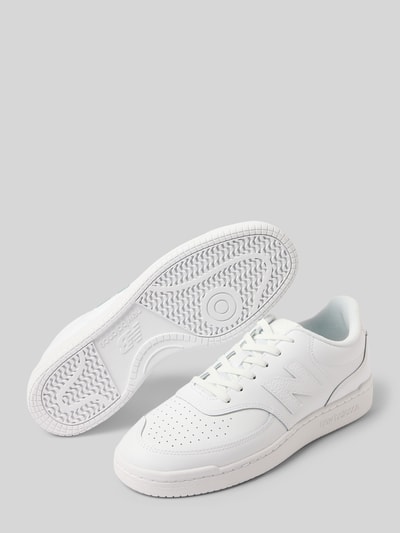 Productfoto, heren sneakers met afgeronde punt, vetersluiting, model 'BB80' van New Balance, labeldetails, witte kleur, gladde textuur