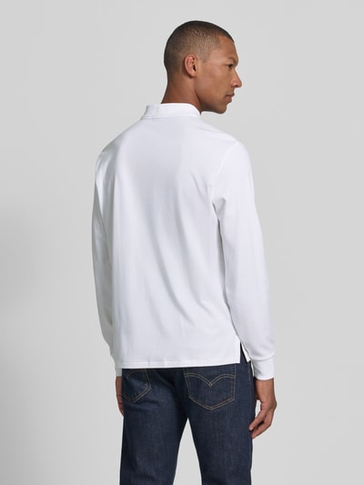 Mannelijk model draagt wit slim fit poloshirt van puur katoen, 'Slim Fit Poloshirt aus reiner Baumwolle' van Polo Ralph Lauren, volledige achterkantaanzicht.