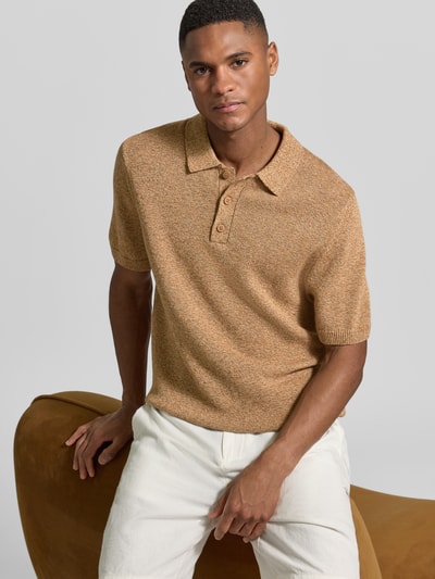 Männermodel trägt Regular Fit Poloshirt aus Baumwoll-Leinen-Mix von JAKE*S STUDIO MEN in Beige mit Strick-Optik, Nahaufnahme Oberkörper.