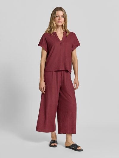 Frauenmodel trägt Regular Fit T-Shirt in Crinkle-Optik von s.Oliver RED LABEL, dunkles Rot, dezente Struktur, Ganzkörperansicht von vorne.