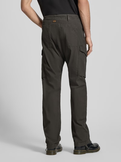 Männermodel trägt Straight Fit Cargohose mit Gesäßtaschen von G-Star Raw in Dunkelgrau, reine Baumwolle, Ganzkörperansicht Rückansicht.