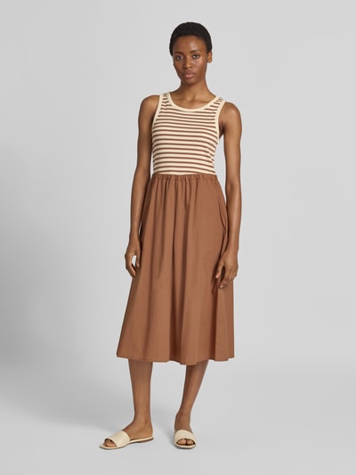 Frauenmodel trägt Tailliertes Freizeitkleid aus Baumwoll-Mix von s.Oliver RED LABEL in Beige und Braun, Ganzkörperansicht von vorne.