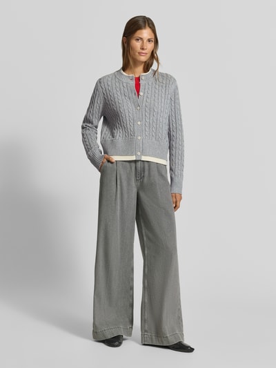 Frauenmodel trägt Regular Fit Cardigan mit Woll-Anteil in Strick-Optik von MYON, grau meliert, Rundhalsausschnitt, Knopfleiste, Ganzkörperansicht von vorne.
