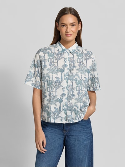 Vrouwenmodel draagt Regular fit blouse in all-over look model 'BEA' van 0039 Italy van puur katoen, overhemdkraag, knoopsluiting, 1/2-mouwen, ruglengte maat S 55 cm, mouwlengte 28 cm, frontale halftotaalopname.