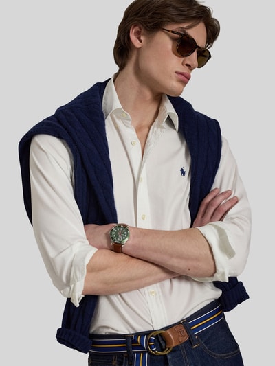 Männermodel trägt Regular Fit Freizeithemd aus reiner Baumwolle von Polo Ralph Lauren, Optik: Unifarben, Weiß, Nahaufnahme Oberkörper.