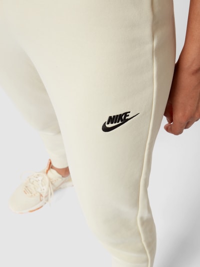 Nike Spodnie dresowe o kroju slim fit z wyhaftowanym logo Pastelowy żółty 3