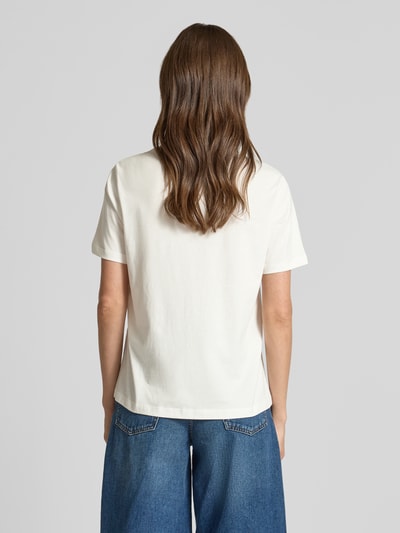 Frauenmodel trägt Damen T-Shirt mit Rundhalsausschnitt Modell 'SYBILLA' von Vila aus Reine Baumwolle, Regular-Fit, Stitching, Rückansicht, Rückenlänge bei Größe S 60 cm.
