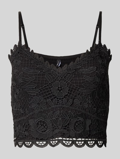 Frauenmodel trägt Slim Fit Trägertop aus Viskose-Mix Modell 'HONEY' von Only, Optik: Unifarben, Spitze, Cropped, Ganzkörperansicht von vorne.