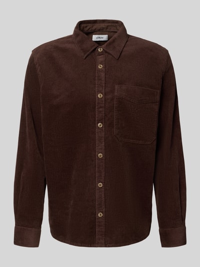 Produktfoto, braune Comfort Fit Hemdjacke aus Baumwoll-Mix von s.Oliver RED LABEL vor grauem Hintergrund, strukturierte Cord-Textur