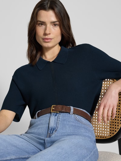 Frauenmodel trägt Relaxed Fit T-Shirt aus Viskose-Mix in Strick-Optik von Emporio Armani, dunkelblau, Halbarm, Umlegekragen, Nahaufnahme Oberkörper