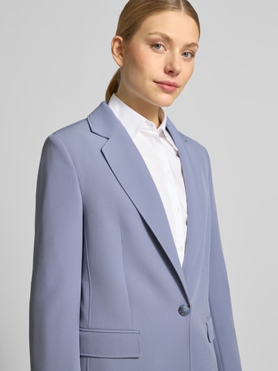 Frauenmodel trägt Taillierter Longblazer mit Reverskragen Modell 'JABLA3' von BOSS Orange, unifarben, 1-Knopf, Nahaufnahme Oberkörper.