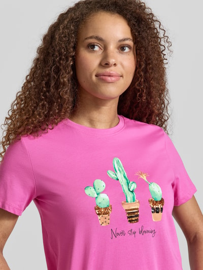 Frauenmodel trägt Damen T-Shirt von Only, Modell 'KITA', Optik: Unifarben, Passform: Slim-Fit, Motiv-Print mit Pailletten, Rundhals, Kurzarm, Materialverarbeitung: Jersey, Material: reine Baumwolle, Nahaufnahme Oberkörper.