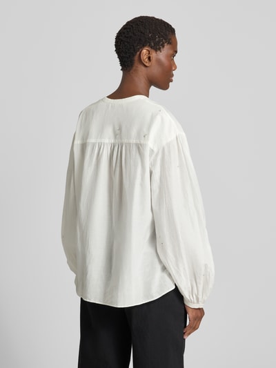 Vrouwenmodel draagt Regular Fit Blouse met Ziersteinbesatz van Luisa Cerano in wit met ronde hals en knoopsluiting, ruglengte 66 cm, mouwlengte 56 cm, detailopname rugaanzicht.