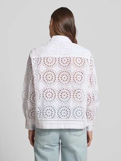 Frauenmodel trägt Regular Fit Bluse mit Lochstickerei Modell 'SANGALLO' von Stefanel in Weiß aus reiner Baumwolle, Rückenlänge 68 cm, Ganzkörperansicht Rückansicht.