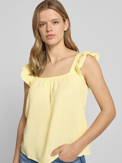 Frauenmodel trägt Regular Fit Blusentop aus Baumwoll-Leinen-Mix Modell 'PIA' von Pieces, Optik: Unifarben, Rüschen, Raffung, breite Träger, Ganzkörperansicht von vorne
