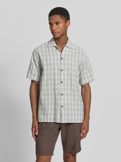 Männermodel trägt Regular Fit Freizeithemd mit Kentkragen von Jack & Jones Premium aus Reine Baumwolle, Ganzkörperansicht von vorne. Rückenlänge bei Größe M: 72 cm, Schulterbreite bei Größe M: 52 cm, Ärmellänge bei Größe M: 24 cm, 1/2-Arm, feines Streifenmuster, Kopfleiste, Farben in Creme, Grau und dezentem Braunton.