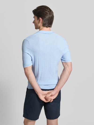 Männermodel draagt Slim Fit poloshirt met viscose van CINQUE, model 'Gio', lichtblauw, polokraag, heren, ruglengte maat M 71 cm, rugaanzicht.
