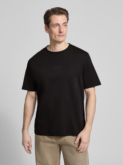 Männermodel trägt Relaxed Fit T-Shirt mit Rundhalsausschnitt von Antony Morato in Schwarz aus reiner Baumwolle, Ganzkörperansicht von vorne.