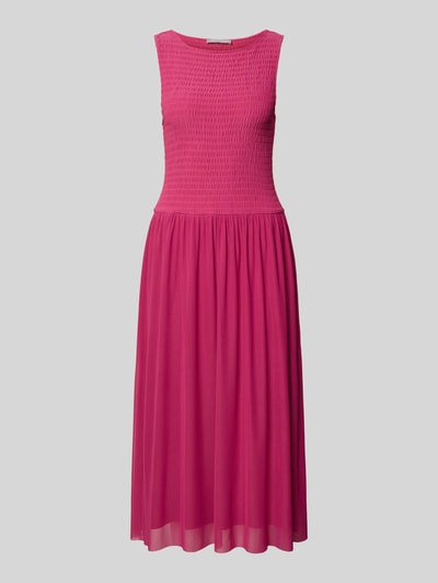 Produktfoto, Midikleid aus Mesh mit Smok-Details von Christian Berg Woman Selection in kräftigem Pink, gerader Schnitt, strukturierte Oberfläche.