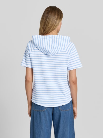 Modelka nosi Relaxed Fit Sweatshirt mit Kapuze und 1/2-Arm von Smith and Soul, bawełna, paski, kaptur z troczkiem, krótki rękaw, widok całej sylwetki z tyłu