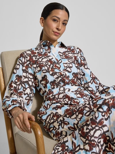 Frauenmodel trägt Hemdblusenkleid aus Viskose-Mix mit Bindegürtel von JAKE*S STUDIO WOMAN, Allover-Look, Nahaufnahme Oberkörper.