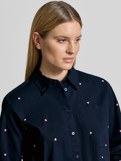 Frauenmodel trägt Boxy Fit Hemdbluse aus reiner Baumwolle von Tom Tailor Denim, Optik: Unifarben, Allover-Stickerei, Nahaufnahme Oberkörper