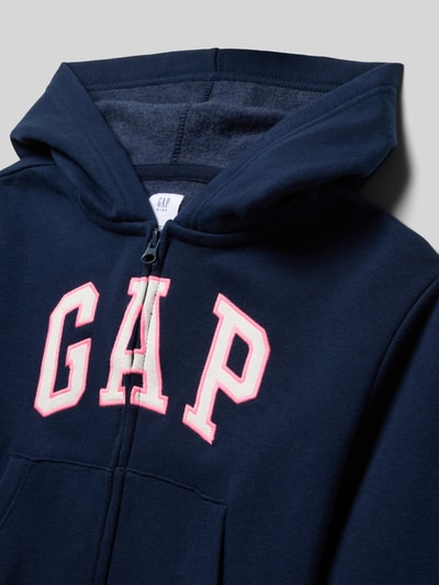 Produktfoto, Sweatjacke mit Kapuze und Logo von GAP, mieszanka bawełny, krój regular fit, zamek błyskawiczny, kieszeń kangurka, granatowa, duże logo