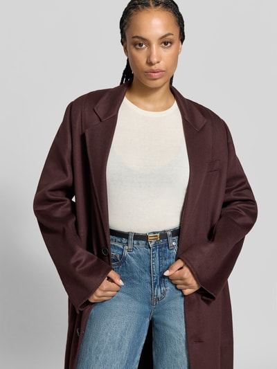 Frauenmodel trägt Gürtel aus echtem Leder von Victoria Beckham mit Strukturmuster, schmaler Passform und Pinschließe, Nahaufnahme Oberkörper.