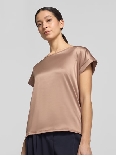 Frauenmodel trägt T-Shirt mit Rundhalsausschnitt Modell 'Taila' von JOOP! aus Viskose-Elasthan-Mix in Braun, Regular-Fit, Ganzkörperansicht von vorne. Rückenlänge bei Größe 36: 59 cm.